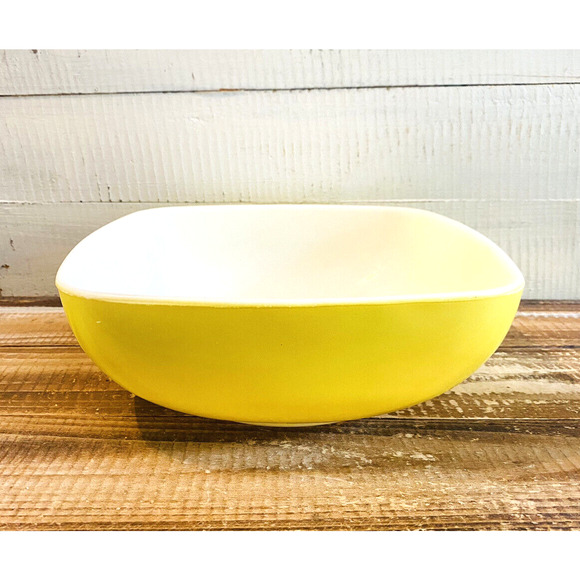 Vintage Pyrex Primary Yellow Serving Bowl Dish 525B-025 2.5 QT - Picture 3 of 9